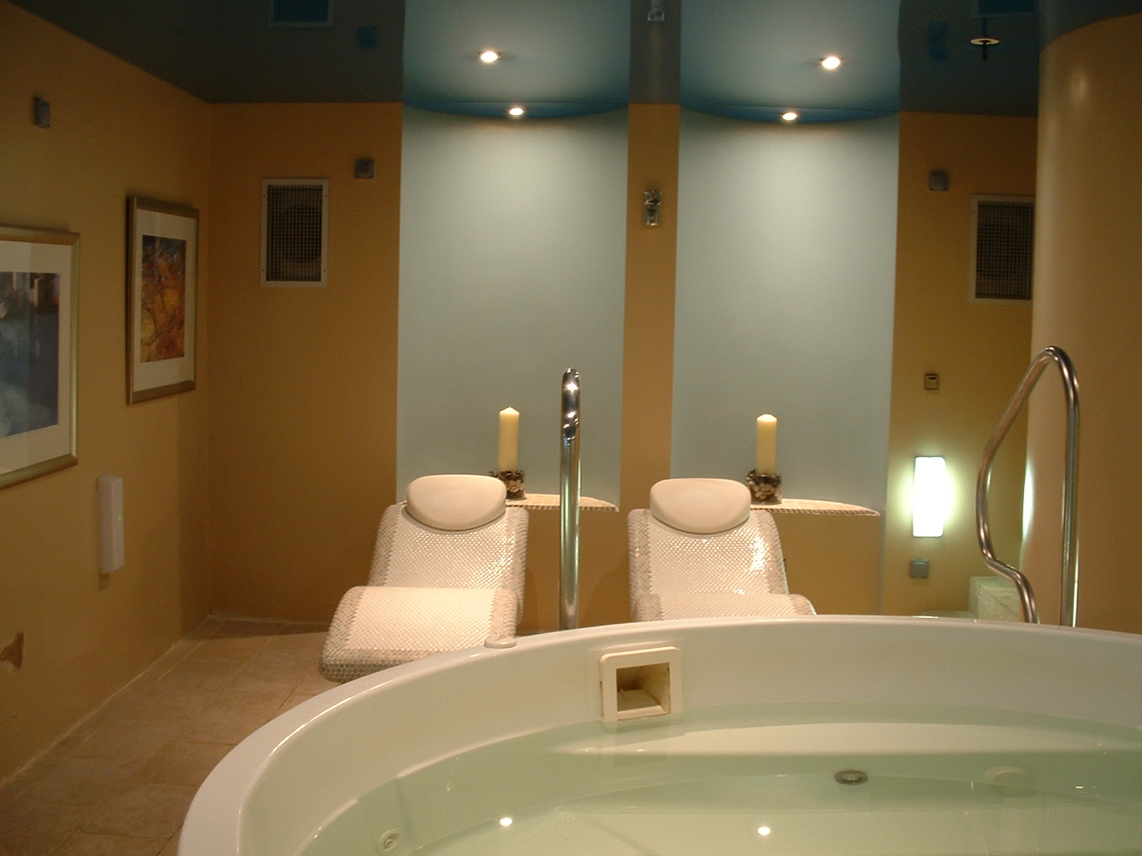 Commercial-spa-steam-rooom-heated-loungers-curved-showers-hottubs-marquis.JPG
