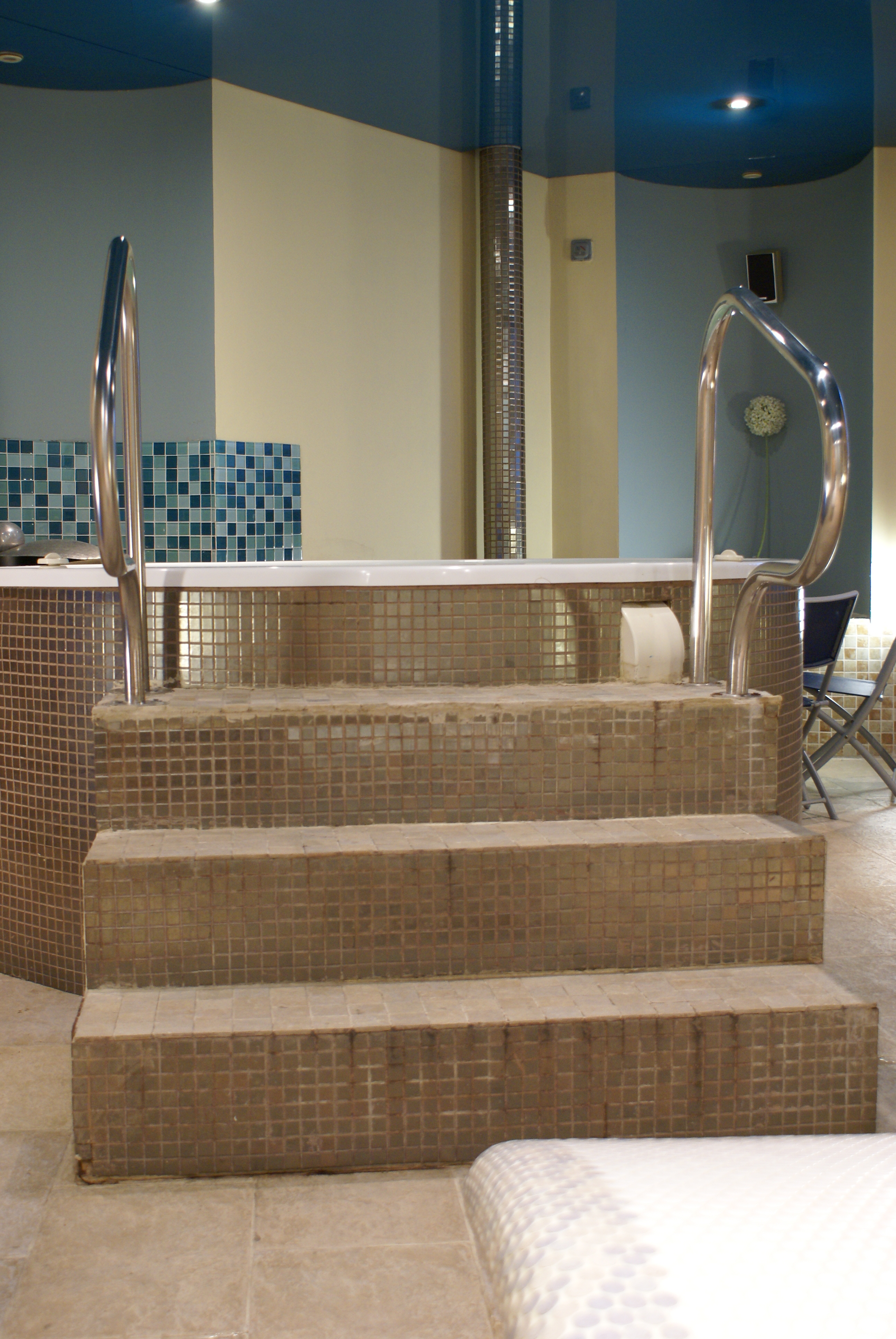 Commercial-spa-steam-rooom-heated-loungers-curved-showers-hottubs-marquis 1.JPG