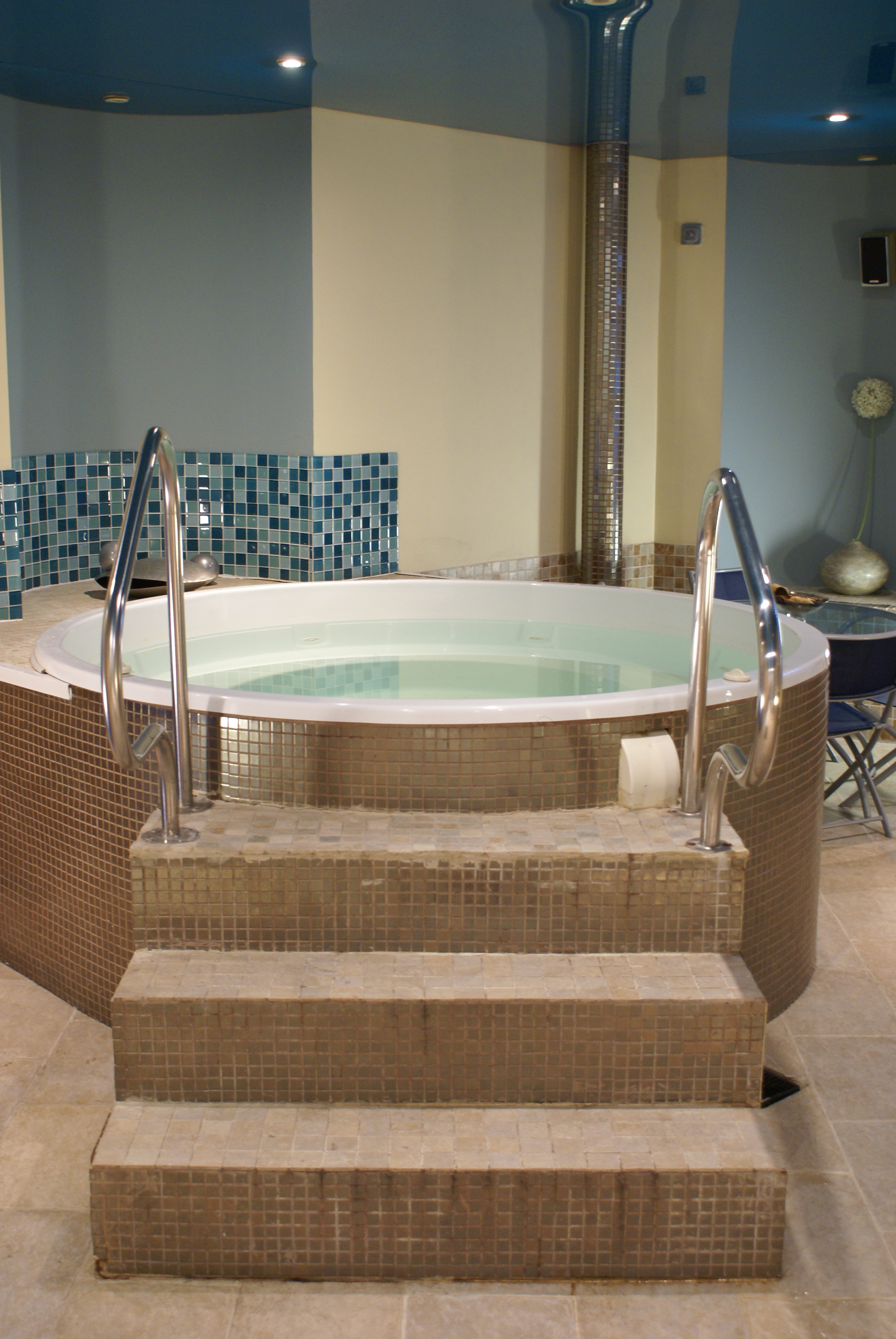 Commercial-spa-steam-rooom-heated-loungers-curved-showers-hottubs-marquis 2.JPG