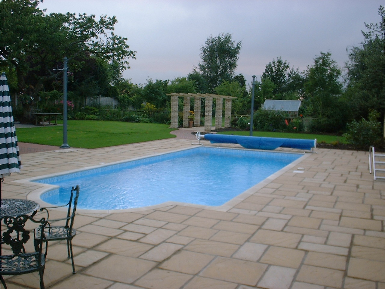 Outdoor-pools-liner-tiled-auromatic-slatted-safety-covers (10).JPG