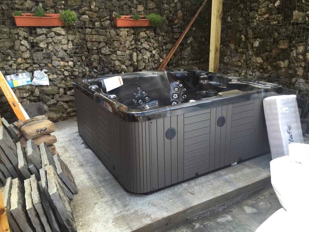 Marquis-Hollywood-Spa-Hottub-Swansea-Wales (Medium).JPG